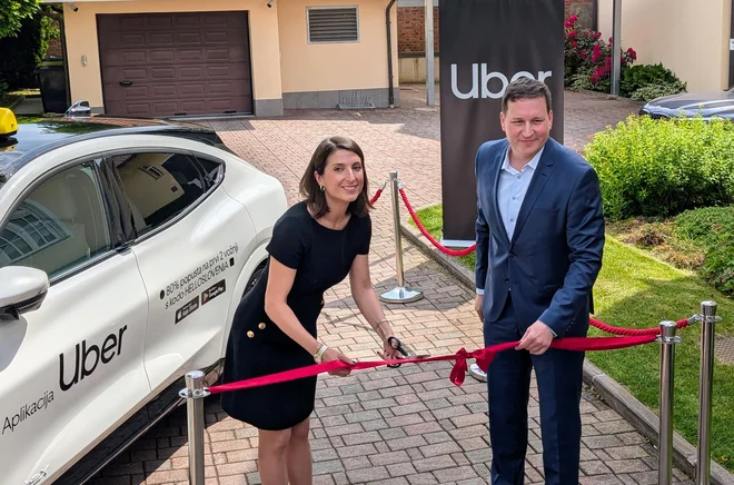 Prihod Uberja v Slovenijo sta s slovesnim rezanjem traku naznanila direktorica Uberja za Hrvaško in Slovenijo Morena Šimatić in podžupan Mestne občine Ljubljana Boštjan Koritnik. FOTO: Staš Ivanc