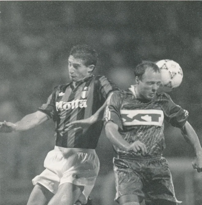 Olimpija je bila prvi slovenski klub, ki je nastopil v ligi prvakov. Septembra 1992 je v Ljubljani na povratni tekmi 1. kola gostoval sloviti Milan in zmagal s 3:0, že na prvi tekmi na San Siru pa so bili rdeče-črni boljši s 4:0. Na fotografiji zgoraj: Robert Englaro v zračnem dvoboju z Navo; spodaj: Samir Zulić pod pritiskom Ruuda Gullita in Gianluigija Lentinija. FOTO: Aleš Černivec, Ljubo Vukelič
