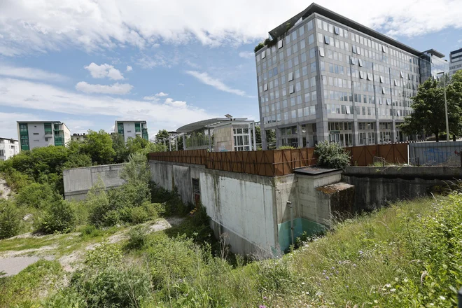 Na območju, kjer je nekoč stala vojašnica Ljuba Šercerja, je od leta 1996 gradbena jama, za katero je nekdanji podžupan Janez Koželj dejal, da meče slabo luč predvsem na državo. FOTO: Leon Vidic/Delo