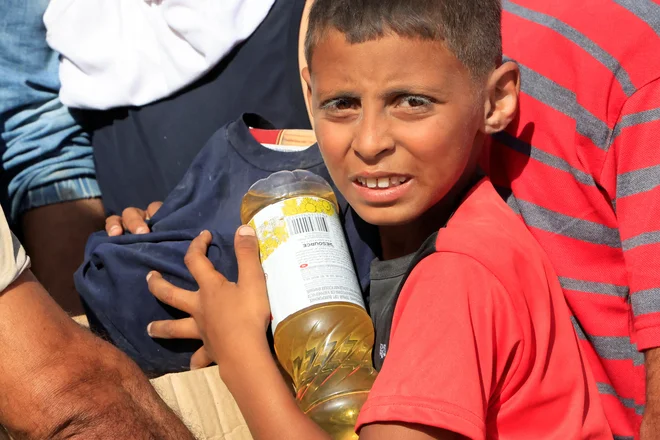 V letu 2025 svetovni voditelji nočejo, ne zmorejo, ne znajo ali ne smejo Palestincem zagotoviti varnosti, kaj šele da bi preprečili njihovo stradanje, medtem ko pred mejo z Gazo čaka nepregledna kolona tovornjakov s humanitarno pomočjo. FOTO: Hatem Khaled/Reuters