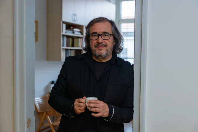 »Bistvenih razlik med področji, s katerimi se ukvarjam, niti ne zaznavam. Njihova skupna imenovalca sta jezik in govor,« razmišlja profesor. FOTO: Črt Piksi/Delo