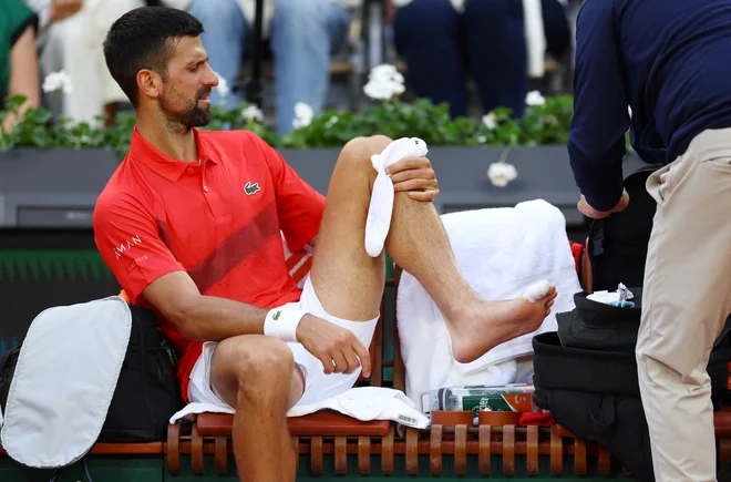 Z manjšimi težavami v tretjem nizu, ko si je zaradi žulja vzel zdravniški odmor, je Novak Đoković gladko napredoval v tretji krog OP Francije. FOTO: Lisi Niesner/Reuters