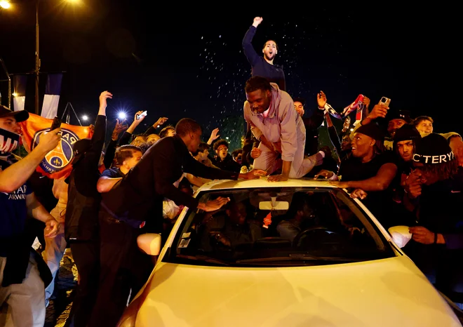 Že ob uvrstitvi PSG v finale je bilo na pariških ulicah pestro. FOTO: Abdul Saboor/Reuters