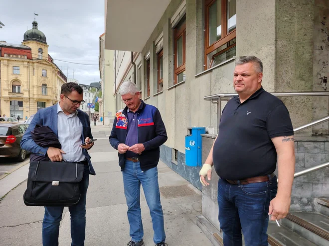 Odvetnik Klemen Grešak v družbi Slavka in Bojana Špilerja, očeta in sina, ki sta oba znana gasilca. FOTO: Mojca Marot