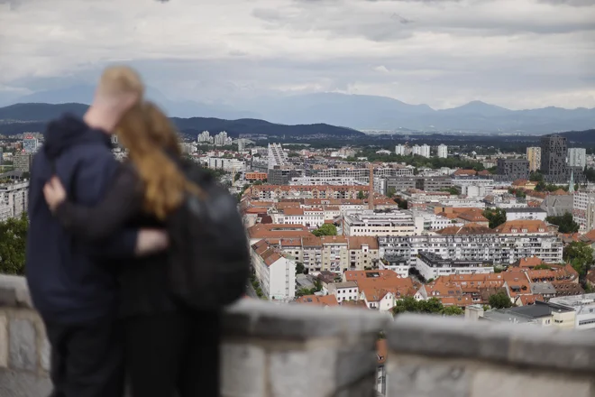 Zaradi visokih cen stanovanj, pomanjkanja stabilnih zaposlitev in premalo javnih najemnih stanovanj se mladi težko osamosvajajo, prisiljeni so v podaljšano bivanje pri starših. FOTO: Leon Vidic/Delo