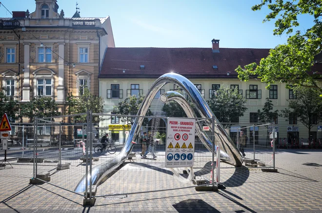 Koliko časa bo okoli nove pridobitve sredi Ljubljane še nameščena zaščitna ograja, ni jasno. FOTO: Matej Družnik/Delo