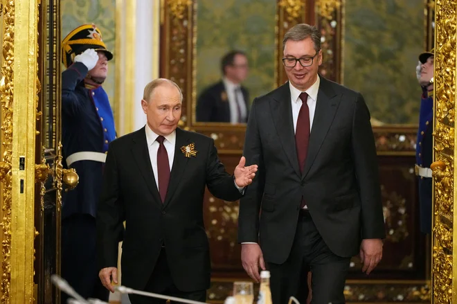 Ruski predsednik Vladimir Putin je srbskega kolega Aleksandra Vučića v Kremlju sprejel devetega maja na paradi ob 80. obletnici zmage nad fašizmom. FOTO: Alexander Zemlianichenko via Reuters