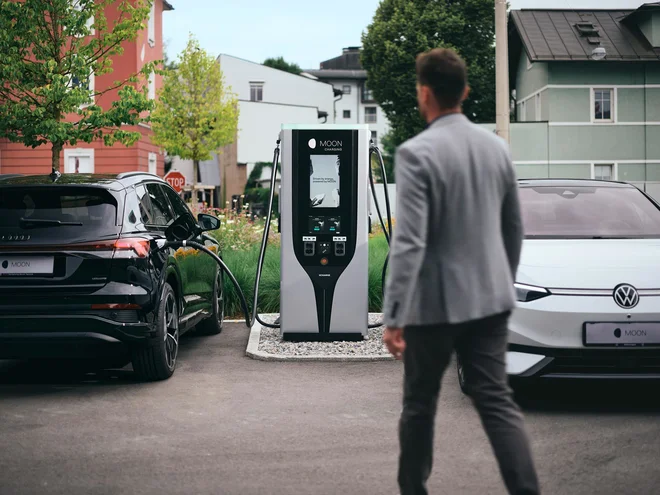 Z lastno polnilno infrastrukturo podjetja spodbujajo zeleno mobilnost in hkrati znižujejo stroške energije. FOTO: MOON