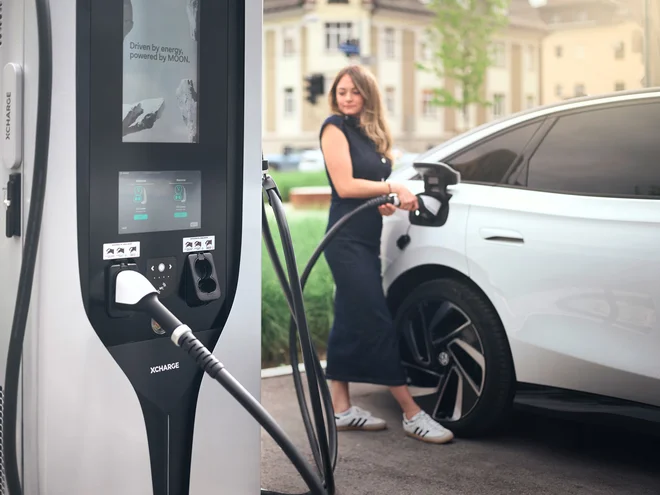 Podjetja, ki vlagajo v elektrifikacijo voznika parka in obnovljive vire, se pripravijo na energetsko neodvisno prihodnost. FOTO: MOON