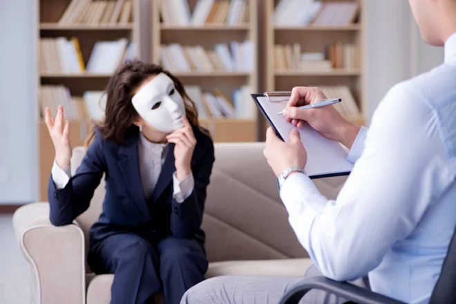Medicinsko neizobraženi psihoterapevti trdijo, da skušajo zdravstveni strokovnjaki ohranjati monopol nad psihoterapijo. FOTO: Shutterstock