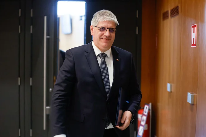 Re -interpelled by the interior minister: his insistence is harmful