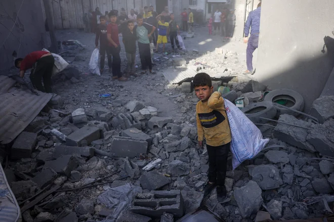 O resnosti razmer v palestinski enklavi vsak dan opozarjajo Združeni narodi in človekoljubne organizacije. FOTO: Bashar Taleb/Afp