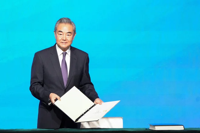 Kitajski zunanji minister Wang Yi je predsedoval podpisu konvencije v Hongkongu. FOTO: Bertha Wang/Reuters