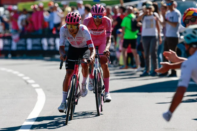 Richard Carapaz se tudi tokrat ni mogel otresti rožnatega Isaaca del Tora. FOTO: Luca Bettini/AFP