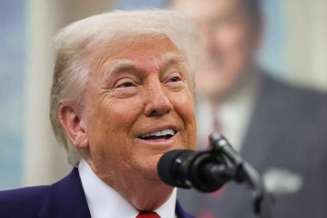Vrhovno sodišče je administraciji predsednika Donalda Trumpa dovolilo, da nemudoma nadaljuje z ukinjanjem programa začasne zakonite zaščite za več kot pol milijona priseljencev. FOTO: Leah Millis/Reuters
