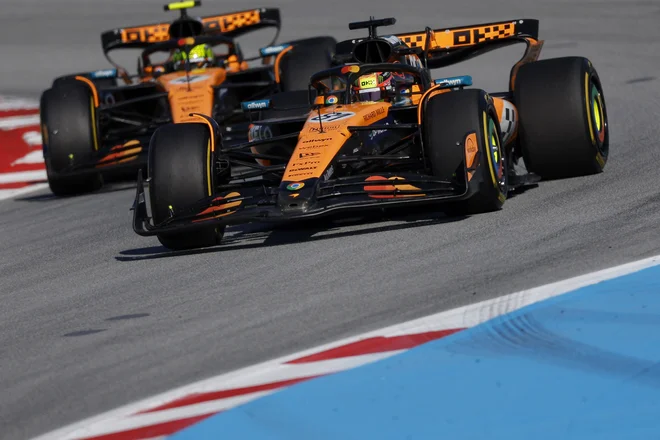 Oscar Piastri in Lando Norris sta bila tudi danes v Barceloni zelo hitra. FOTO: Juan Medina/Reuters