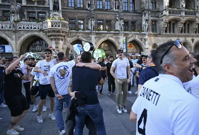 Na Marijinem trgu, osrednjem v Münchnu, je živahno že od jutra. FOTO: Kiril Kudrjajcev/AFP