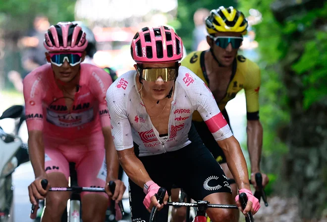 Rožnati Isaac del Toro je kot senca sledil Richardu Carapazu, oba je nato ugnal Simon Yates. FOTO: Luca Bettini/AFP