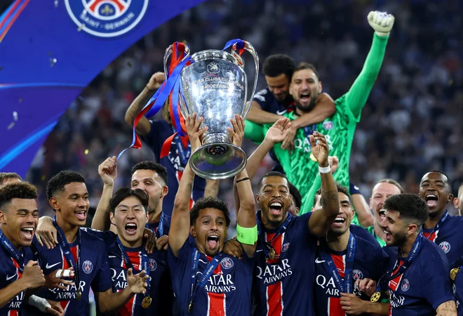 Kapetan Marquinhos je dvignil pokal za zmagovalca lige prvakov v zrak. FOTO: Kai Pfaffenbach/Reuters