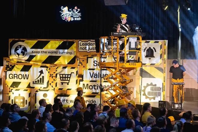 Programsko gnani poslovni svet je po zaslugi digitalne delovne sile pred velikimi spremembami. FOTO: Matic Kremžar