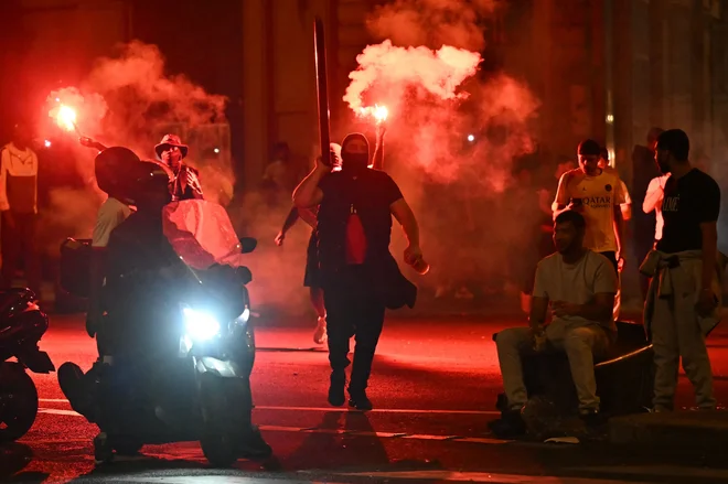 The dancing on the green was followed by the riots during the celebration in Paris (photo)