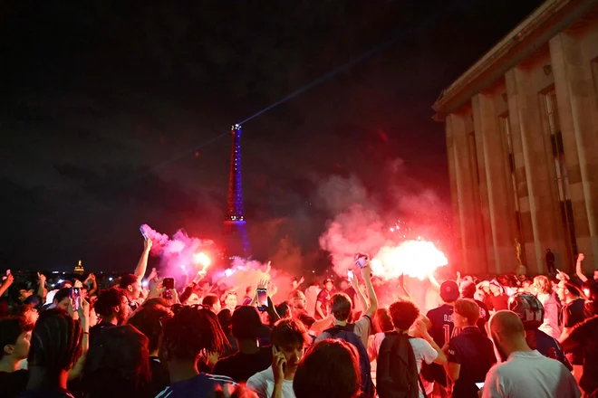 Navijaško slavje v Parizu. FOTO: AFP