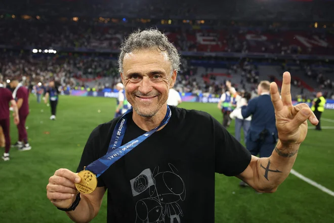 Luis Enrique z majico v spomin na svojo hčerko. FOTO: Franck Fife/AFP