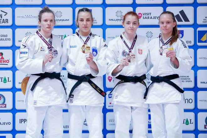 Nika Tomc (druga z leve) je v Sarajevu zablestela z zlato lovoriko. FOTO: Dino Šečić/EJU