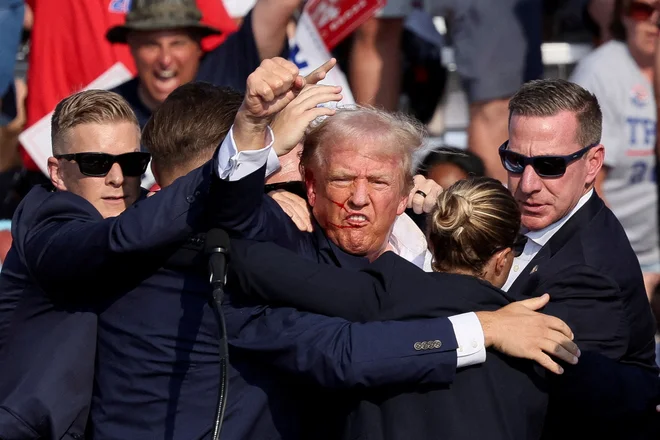 Poskus atentata na republikanskega predsedniškega kandidata Donalda Trumpa 13. julija lani v pensilvanskem Butlerju. FOTO: Brendan Mcdermid/Reuters