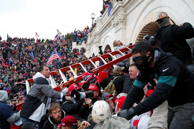 Vdor Trumpovih privržencev v kongres 6. januarja 2021. FOTO: Shannon Stapleton/Reuters
