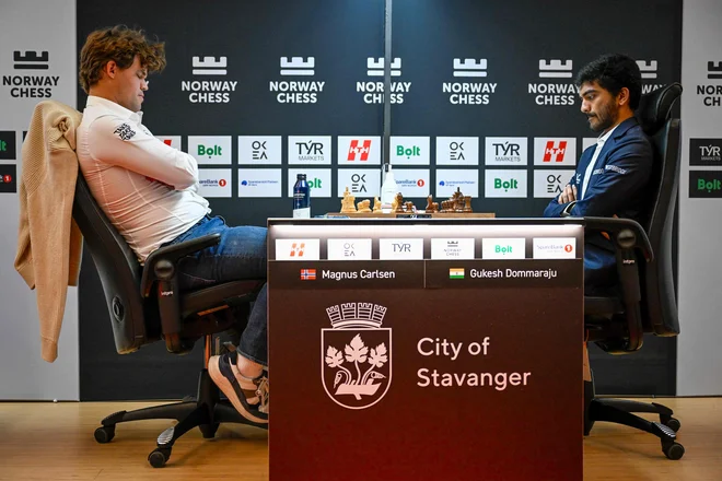 Norvežan Magnus Carlsen je izgubil proti indijcu Gukešu Domaradžuju. FOTO: Carina Johansen/AFP