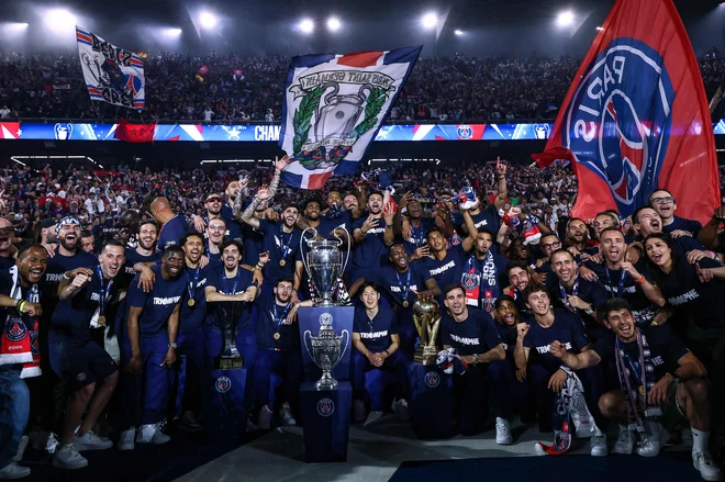 Paris Saint-Germain je v soboto zvečer v Münchnu kronal svoja dolgoletna prizadevanja z zgodovinsko zmago nad Interjem (5:0) in tako prvič v klubski zgodovini dvignil pokal lige prvakov.  FOTO: Franck Fife/AFP