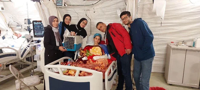 Po medicinski oskrbi v improvizirani bolnišnici v Gazi je Amna dobila možnost za rehabilitacijo v Univerzitetnem rehabilitacijskem inštitut Soča. FOTO: Delo