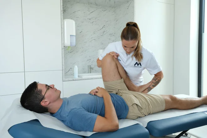 Poškodba je pogosta tudi pri starejših ljudeh in tistih, ki imajo artritis v kolenih. FOTO: Medicofit