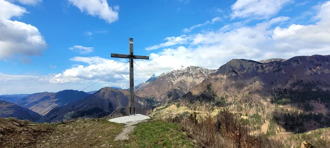 Pristnost in avtentičnost krajine doživimo najlepše, če jo odkrivamo peš. FOTO: Jože Dakskobler