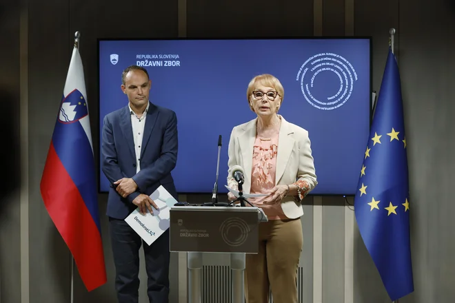 Vida Čadonič Špelič in Anže Logar sta novinarjem predstavila razloge za interpelacij proti ministru za notranje zadeve Boštjanu Poklukarju. FOTO: Leon Vidic