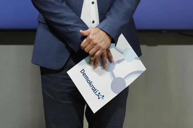Za opozicijo je interpelacija edina priložnost, da Poklukar razloži, zakaj primeru Hvala, ki seže v vrh varnostnih organov, policije in organov pregona, ne namenja takšne pozornosti, kot bi mu moral. FOTO: Leon Vidic