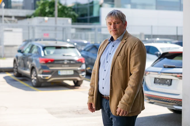 V Sloveniji je 1,5 % celotnega voznega parka osebnih avtomobilov električnih oz. hibridnih. FOTO: Črt Piksi
