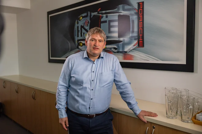 Dr. Slavko Ažman: »Naše elektroenergetsko omrežje še ni pripravljeno na popolno elektrifikacijo, zato je ključno, da razvoj infrastrukture poteka sočasno z uvajanjem e-mobilnosti.« FOTO: Črt Piksi
