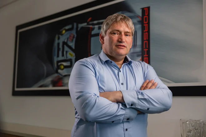 Dr. Slavko Ažman: »Po evropskih predpisih naj bi leta 2035 prenehali prodajati vozila z motorjem na notranje zgorevanje. To leto se nekoliko zamika in lahko se zgodi, da bo do te prepovedi prišlo nekoliko pozneje.« FOTO: Črt Piksi