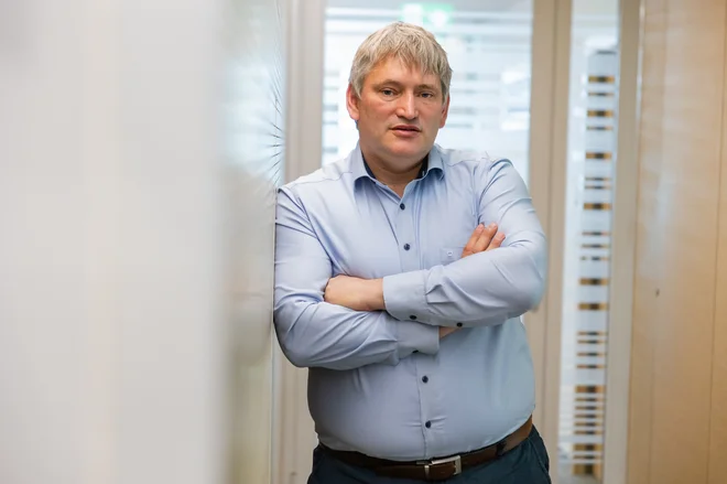 Dr. Slavko Ažman: »E-mobilnost se razvija v smeri dvosmernega polnjenja. Avtomobil bo mogoče uporabljati kot neke vrste baterijski zalogovnik.«  To FOTO: Črt Piksi