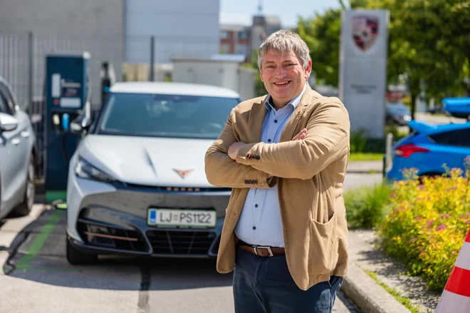 Dr. Slavko Ažman, vodja poslovnega upravljanja v podjetju Porsche Slovenija: »Trajnostna mobilnost zahteva spodbude in ne prisile, ker s prisilo dosežemo nasproten učinek od želenega.« FOTO: Črt Piksi