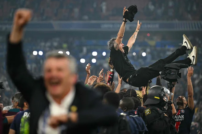 Trener PSG-ja Luis Enrique je osvojil svoj drugi naslov Lige prvakov, potem ko je leta 2015 osvojil to tekmovanje kot trener Barcelone. S tem je postal sedmi trener, ki je skupaj s Pepom Guardiolo osvojil Ligo prvakov z dvema različnima kluboma, in šele drugi trener v zgodovini, ki je dvakrat osvojil trojno krono. Foto: Ina Fassbender/Afp