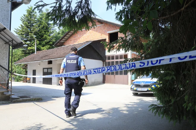 With a sharp object he stabbed his mother and father