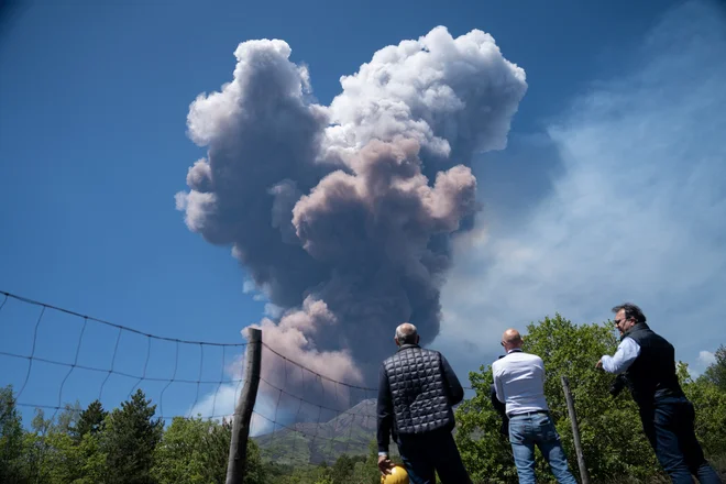 Nova aktivnost Etne predstavlja nevarnost le na območju v neposredni bližini, kjer pa je dostop turistom in radovednežem porepovedan. FOTO: Giuseppe Di Stefano Reuters