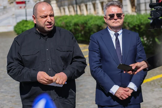 Rusija ni pristala na ukrajinski predlog o takojšnji prekinitvi ognja, ki naj bi trajala najmanj trideset dni, saj hoče pred vzpostavitvijo premirja dogovor o odpravi glavnih vzrokov za izbruh krize. Na fotografiji je ukrajinski obrambni minister in vodja delegacije Rustem Umerov (levo) med pogovorom z novinarji pred palačo Cirigan v Istanbulu.

FOTO: Adem Altan/AFP