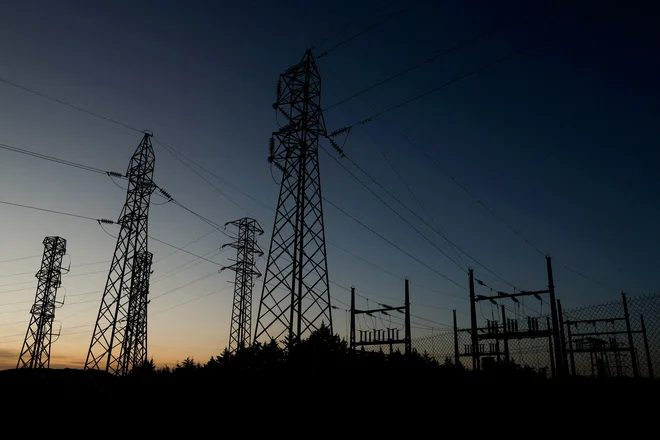 V Španiji preiskujejo čudno oscilacijo napetosti elektrike aprila, ki se je zgodila pol ure pred razpadom sistema. FOTO: Jon Nazca/Reuters