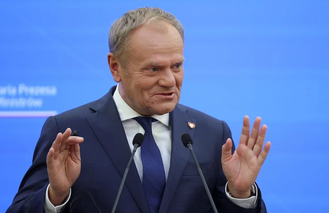 Premier Donald Tusk (na fotografiji) lahko pričakuje, da bo novoizvoljeni predsednik Karol Nawrocki intenzivneje deloval proti njegovi vladi kot odhajajoči Andrzej Duda. FOTO: Kacper Pempel/Reuters