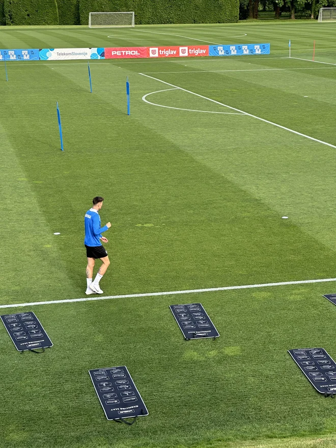 Benjamin Šeško je prišel na trening, a ni treniral s preostankom reprezentance. Foto N. Gr.