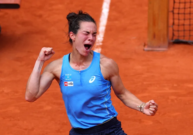 Francozinja Lois Boisson se je takole veselila preboja v četrtfinale turnirja v Roland-Garrosu. FOTO: Denis Balibouse/Reuters